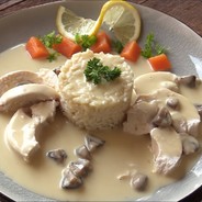 Poule au riz sauce suprême